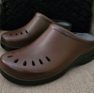KLOGS FOOTWEAR MEN'S  CHESTNUT LASER CUT CLOGS